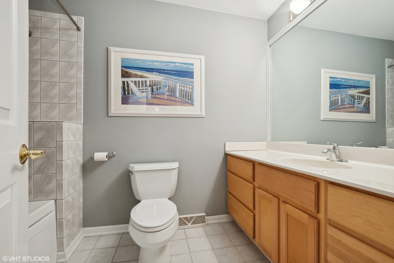 8669 Raintree Lane Orland Park, IL 60462 - Photo 20 of 25 a bathroom with a toilet sink and mirror