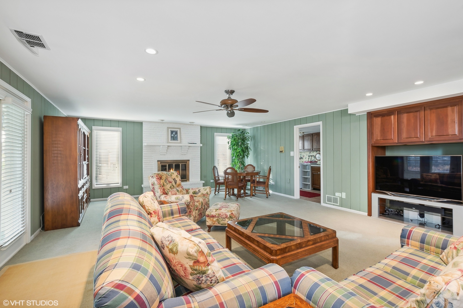 8669 Raintree Lane Orland Park, IL 60462 - Photo 10 of 25 a living room with furniture and a flat screen tv