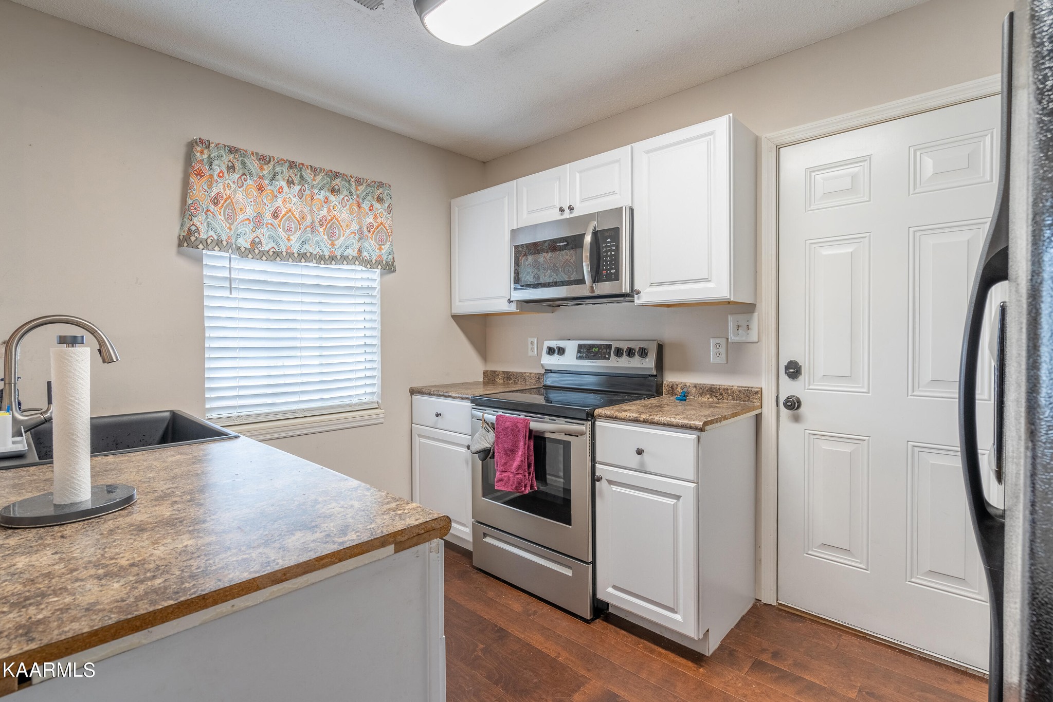 6408 Wilmouth Run Road Knoxville, TN 37918 - Photo 13 of 29 a kitchen with stainless steel appliances granite countertop a refrigerator and a stove top oven
