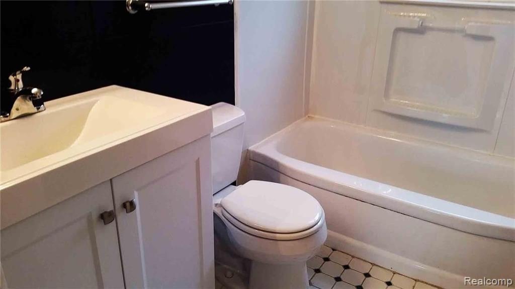 2932 West Thirteen Mile Road, Unit 14 Royal Oak, MI 48073 - Photo 15 of 21