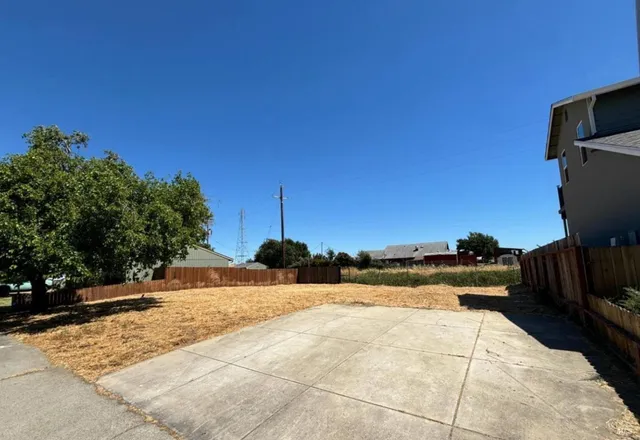 a view of a backyard