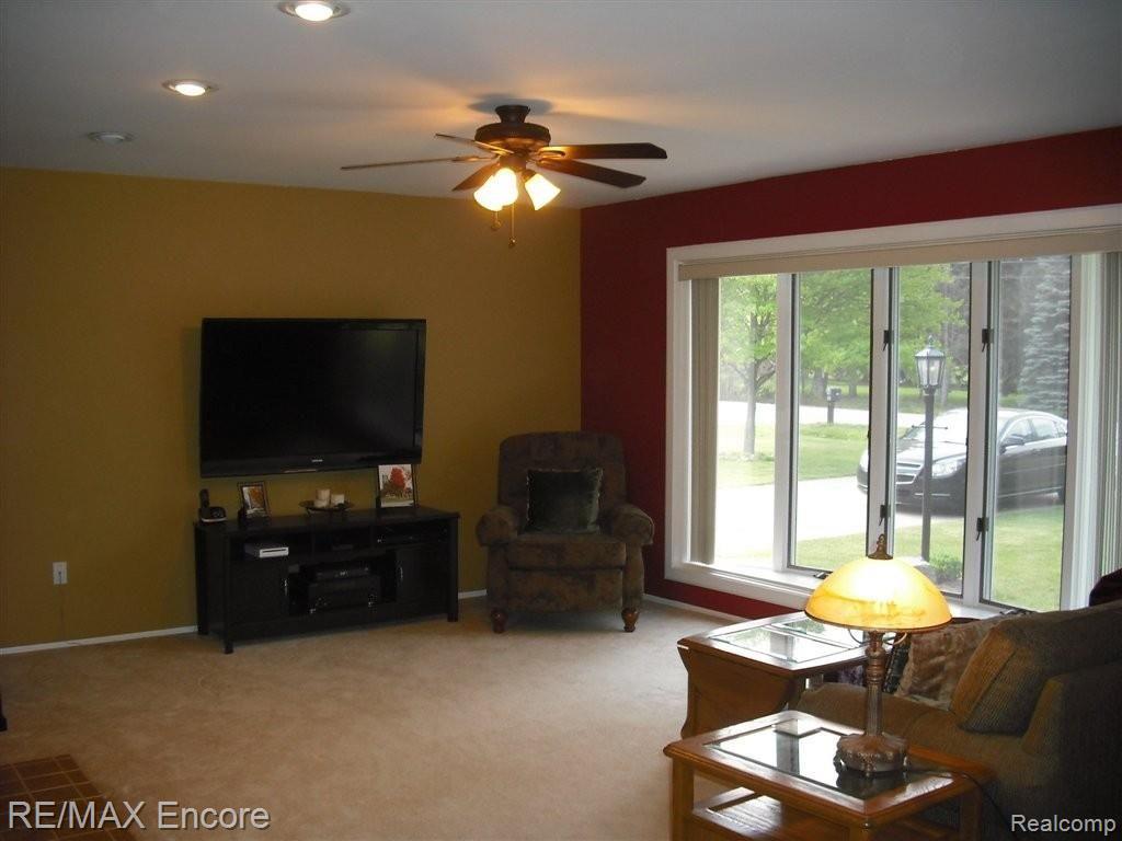 899 Francis Street Rochester, MI 48307 - Photo 5 of 13 Great Room