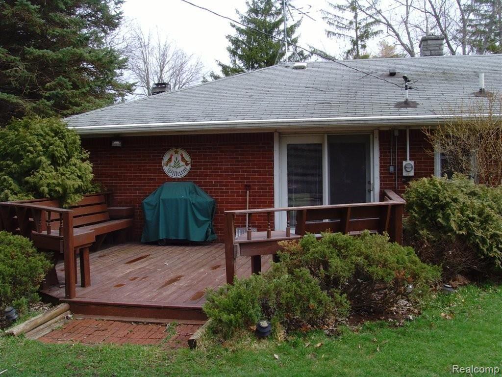 2201 Oak Grove Road Howell, MI 48855 - Photo 3 of 17 Deck.jpg