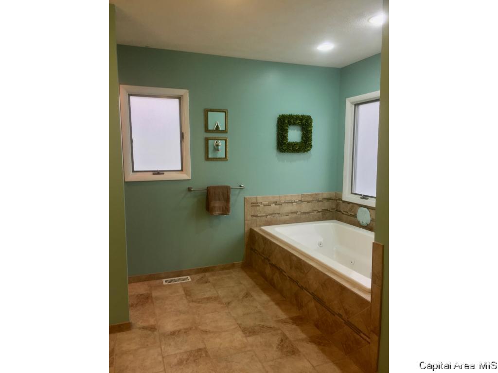 807 West Washington Street Athens, IL 62613 - Photo 25 of 36 Gallery Image 25