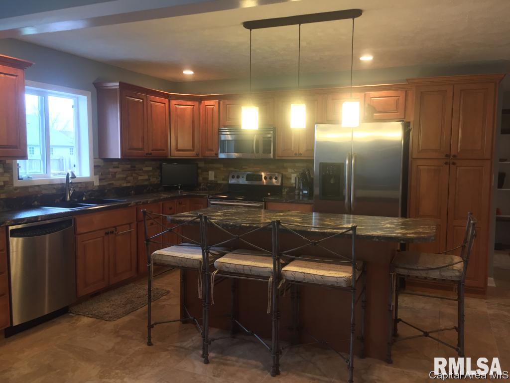 807 West Washington Street Athens, IL 62613 - Photo 6 of 36 Gallery Image 6