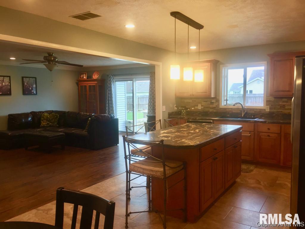 807 West Washington Street Athens, IL 62613 - Photo 10 of 36 Gallery Image 10