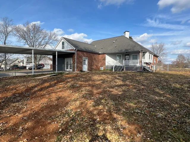 a view of a house with backyard and porch