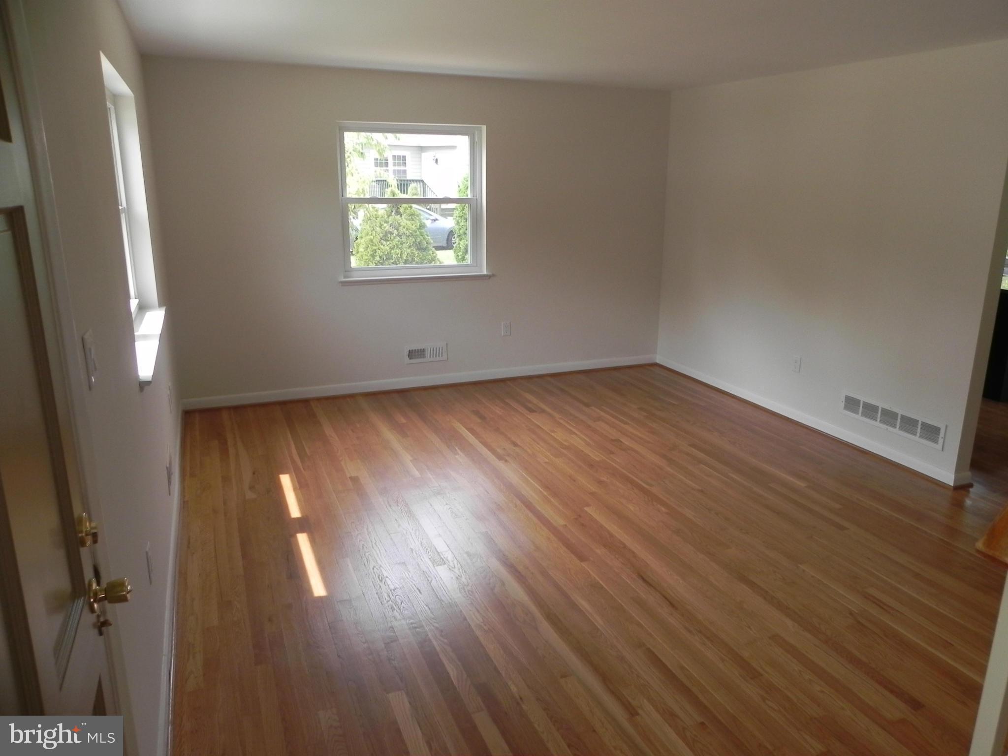 6210 Collinsway Road Catonsville, MD 21228 - Photo 3 of 27 Living Room