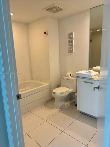 $3,350 | 500 Brickell Avenue, Unit 1704, Miami, FL 33131