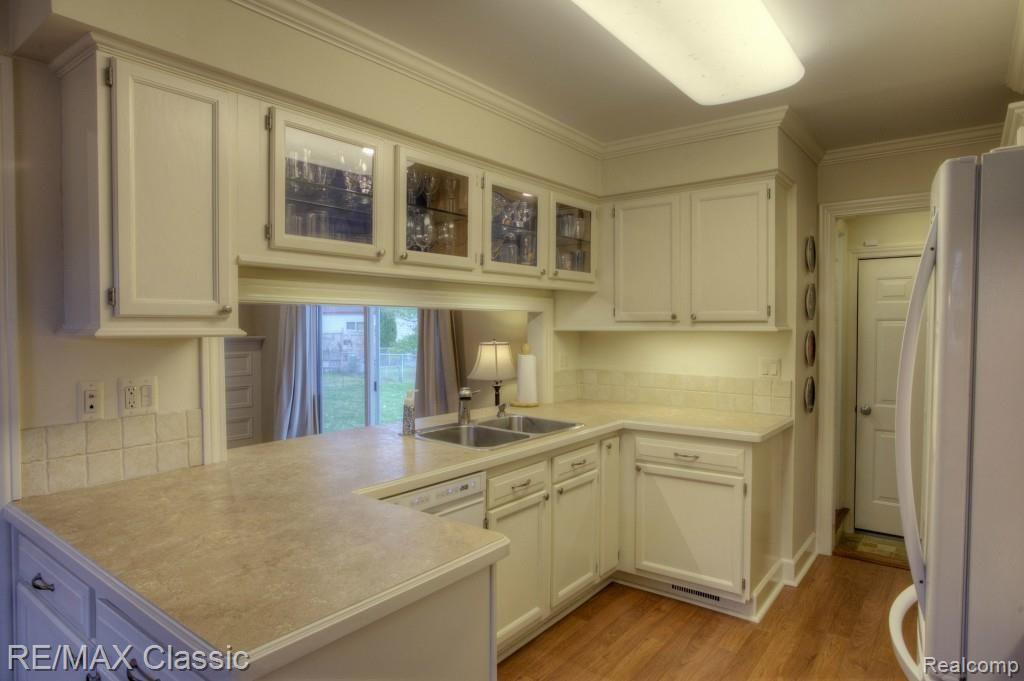 39910 Coronation Road Canton, MI 48188 - Photo 7 of 23 Kitchen