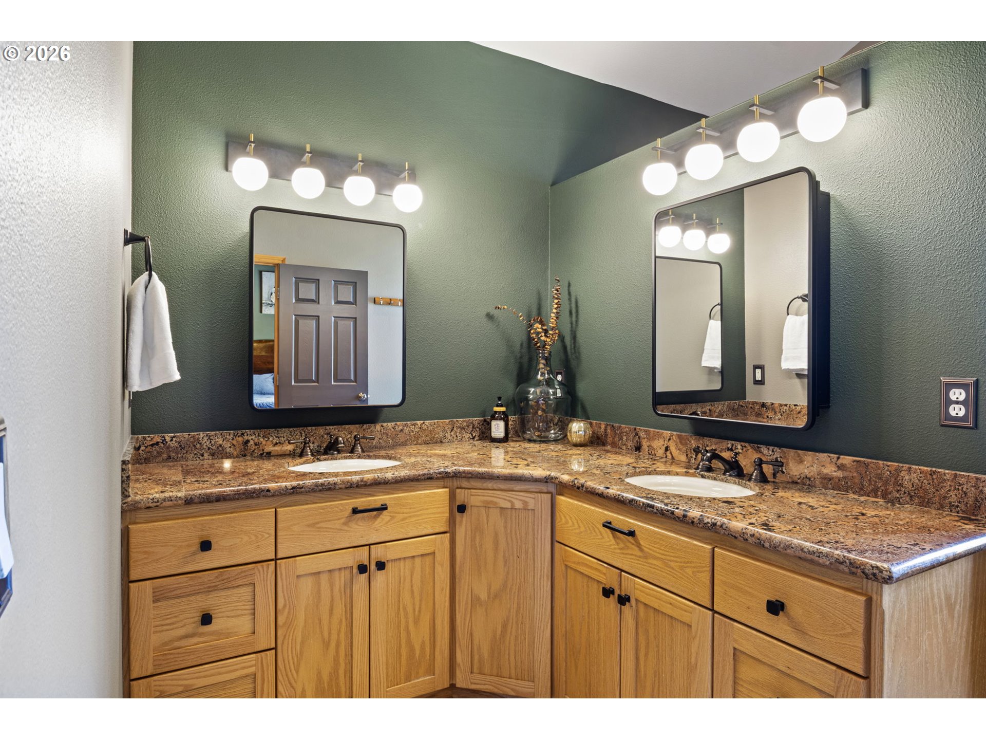 445 Melqua Road Roseburg, OR 97471 - Photo 31 of 48 Attached Bathroom #1