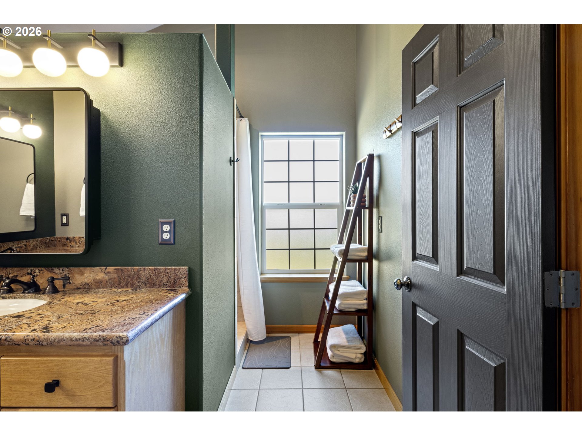 445 Melqua Road Roseburg, OR 97471 - Photo 32 of 48 Attached Bathroom #1