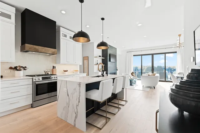 $899,900 | 1767 West Rosehill Drive, Unit 304, Chicago, IL 60660