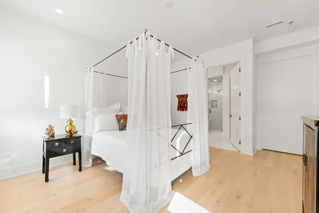 $899,900 | 1767 West Rosehill Drive, Unit 304, Chicago, IL 60660