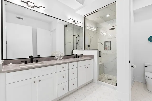 $899,900 | 1767 West Rosehill Drive, Unit 304, Chicago, IL 60660