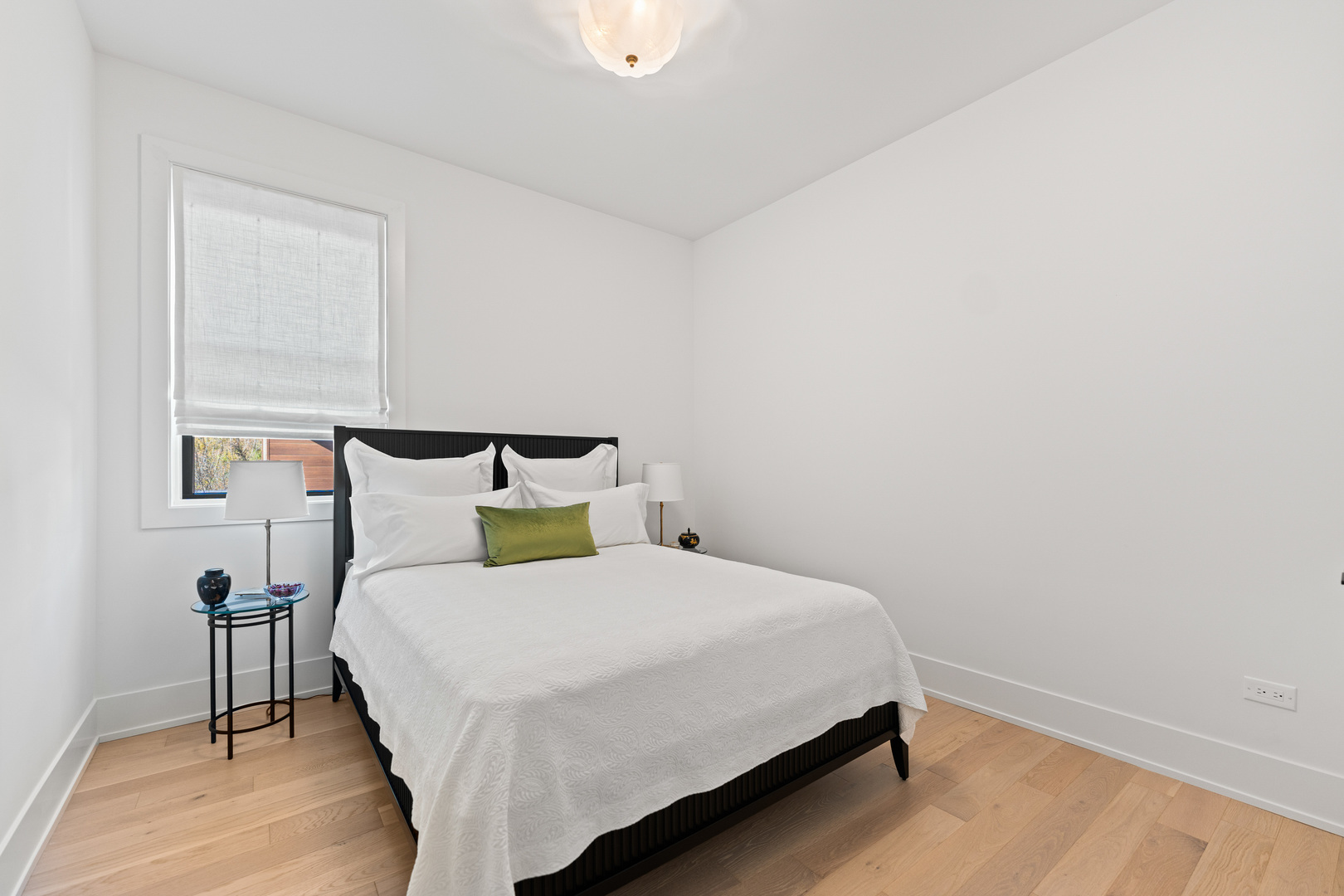 1767 West Rosehill Drive, Unit 304 Chicago, IL 60660 - Photo 22 of 36 a bedroom with a bed and chair