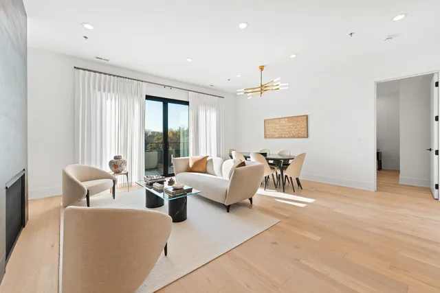 $899,900 | 1767 West Rosehill Drive, Unit 304, Chicago, IL 60660