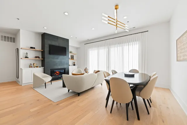 $899,900 | 1767 West Rosehill Drive, Unit 304, Chicago, IL 60660