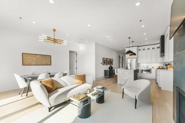 $899,900 | 1767 West Rosehill Drive, Unit 304, Chicago, IL 60660