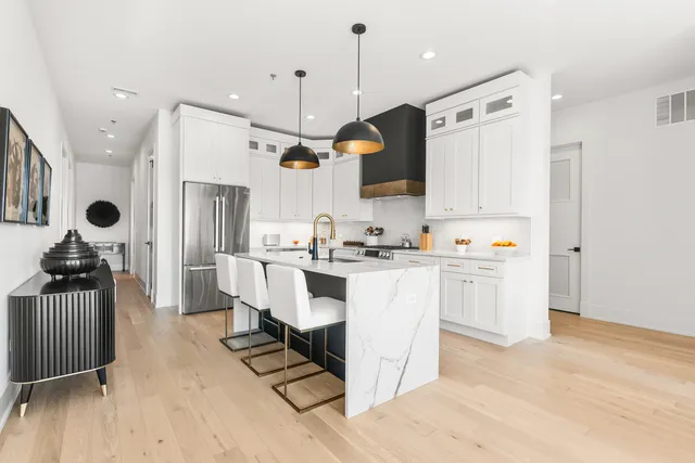 $899,900 | 1767 West Rosehill Drive, Unit 304, Chicago, IL 60660