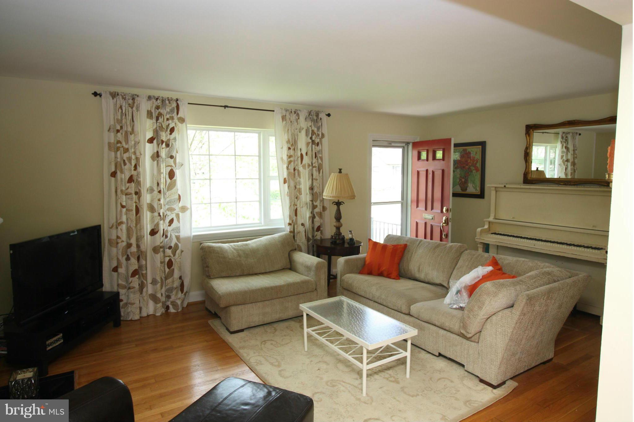 6027 Craig Street Springfield, VA 22150 - Photo 6 of 18 Living Room