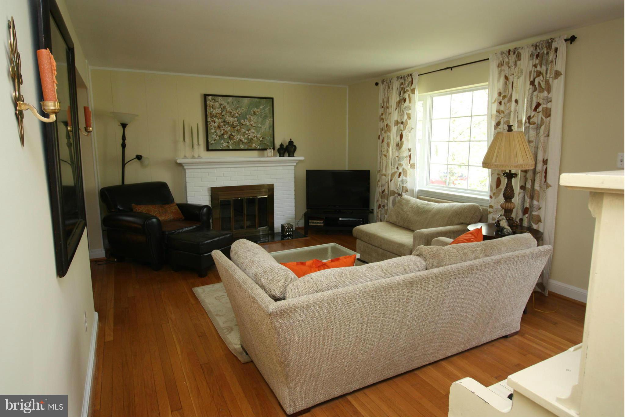 6027 Craig Street Springfield, VA 22150 - Photo 7 of 18 Living Room