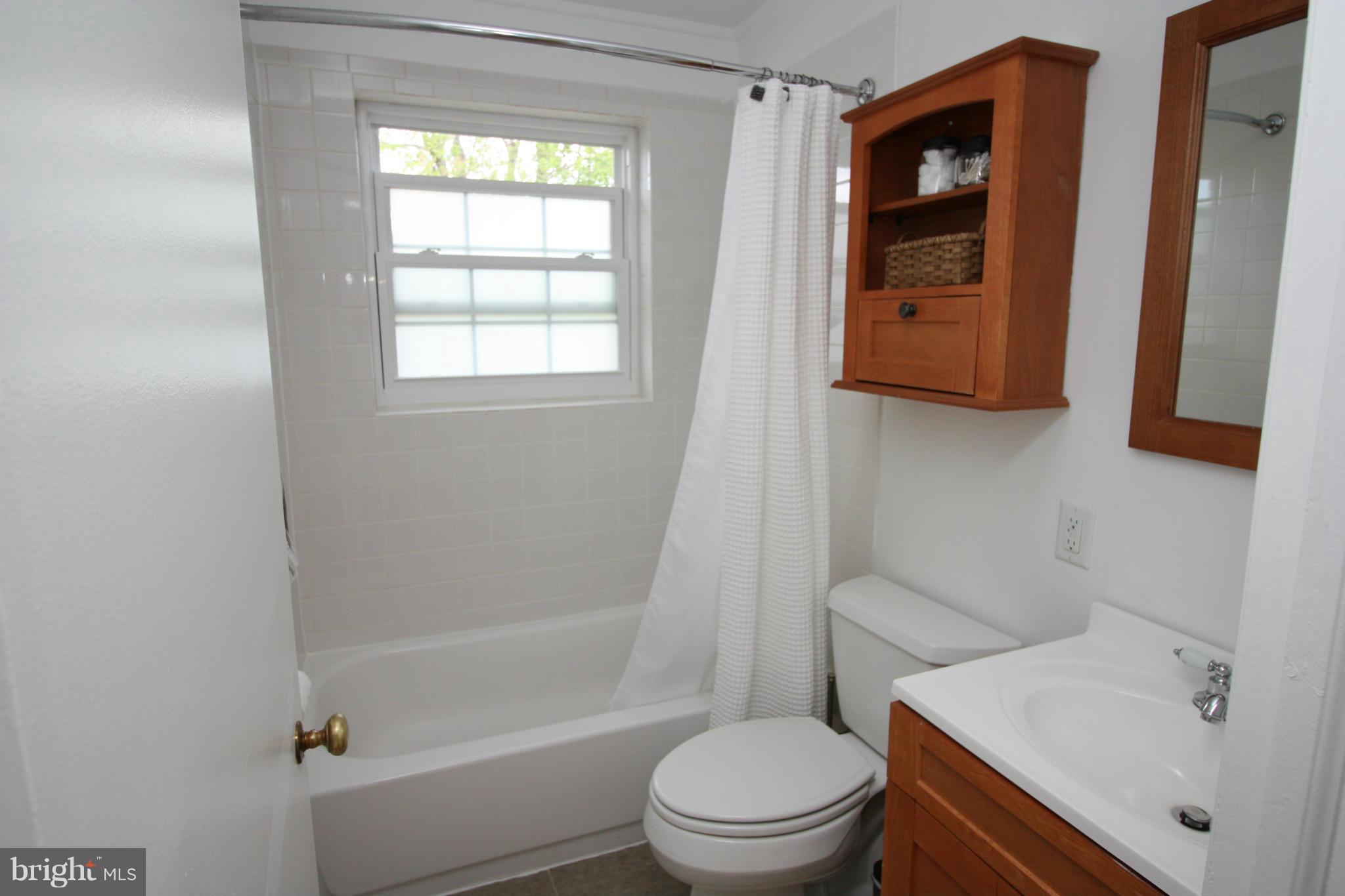 6027 Craig Street Springfield, VA 22150 - Photo 10 of 18 Bath