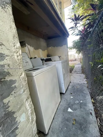 $1,900 | 7600 Dickens Avenue, Unit 3, Miami Beach, FL 33141