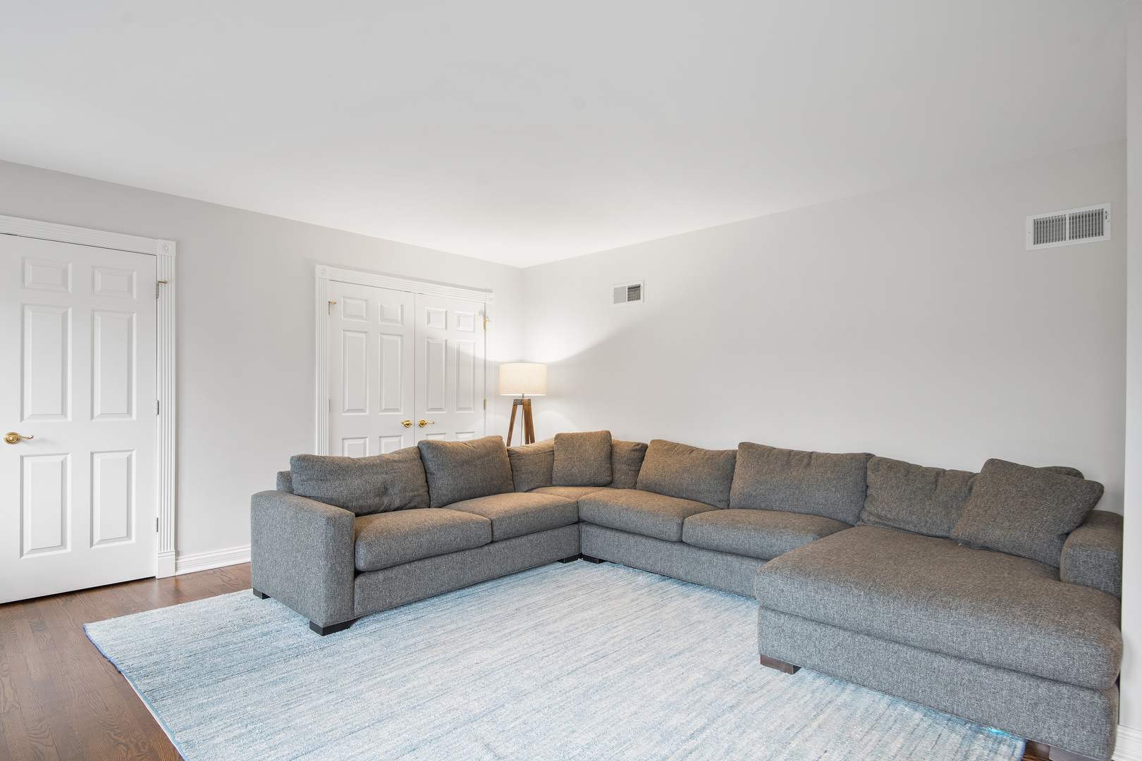 1830 Telegraph Road Lake Forest, IL 60045 - Photo 23 of 33 a living room with couches and a coffee table