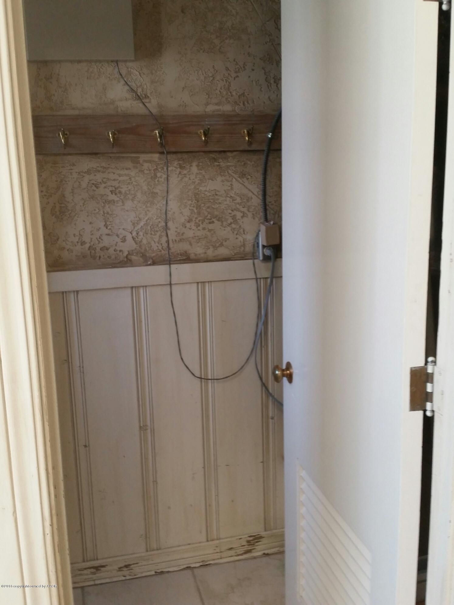 301 South Tyler Street Amarillo, TX 79101 - Photo 13 of 22 a bathroom with a shower