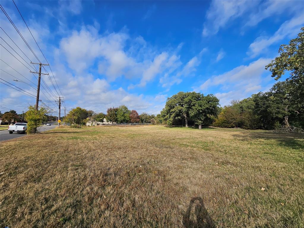 7609 John T White Road Fort Worth, TX 76120 - Photo 3 of 4 View of green lawn