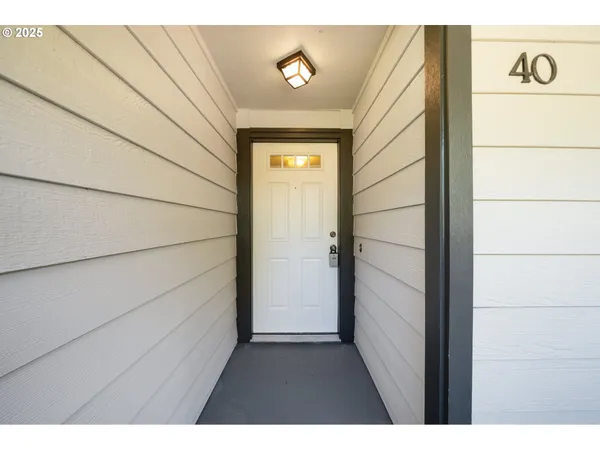 $240,000 | 29700 Southwest Courtside Drive, Unit 40, Wilsonville, OR 97070