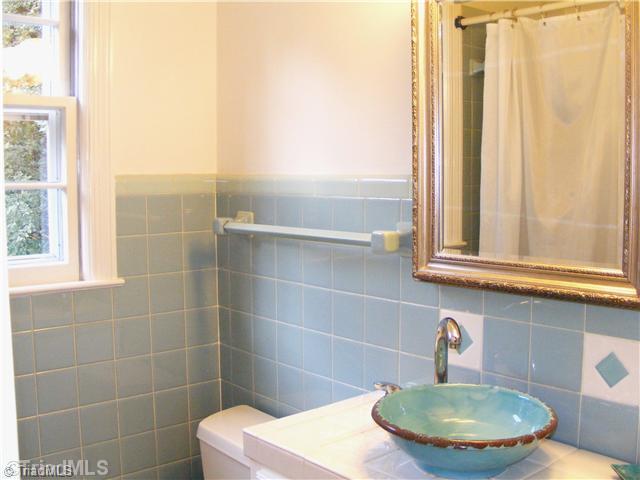 2206 Lane Road Greensboro, NC 27408 - Photo 10 of 13 Master Bath/Spa.