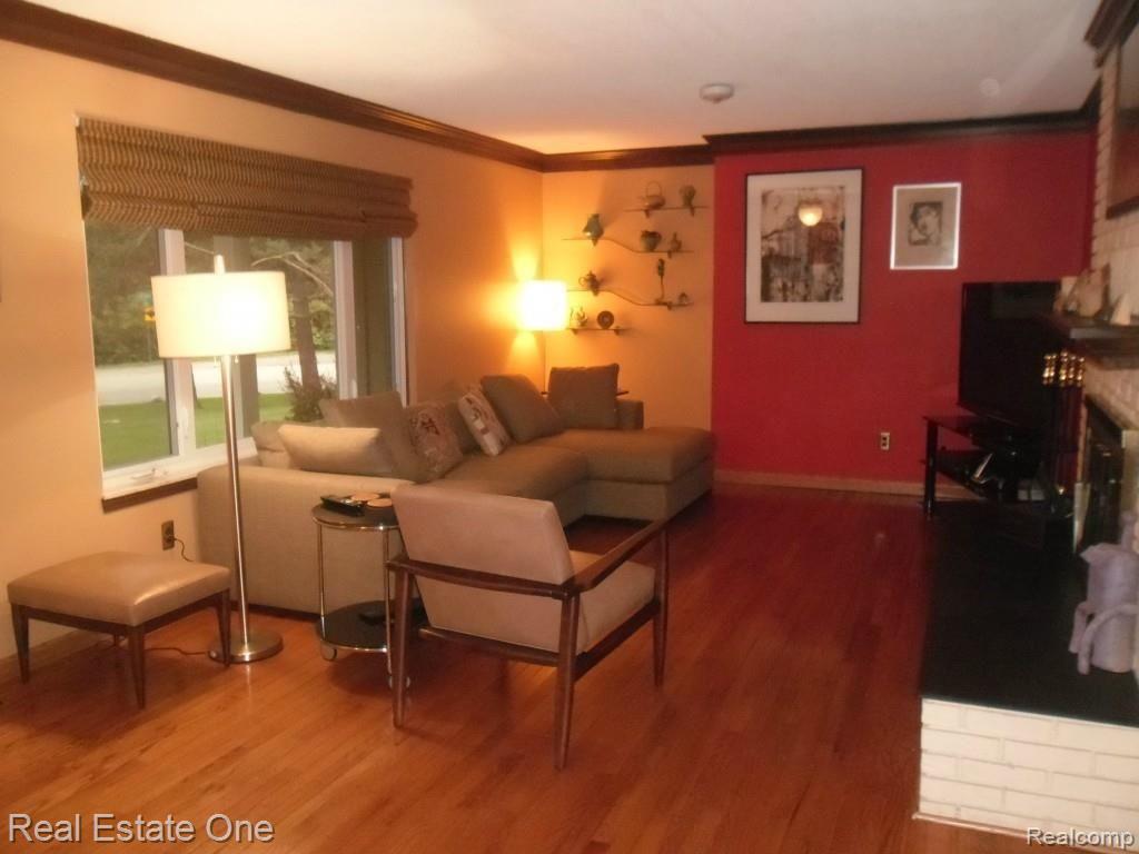 60065 Mt Vernon Road Rochester, MI 48306 - Photo 12 of 39 Living Room