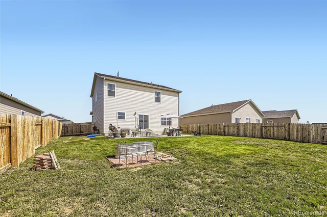 a view of a house with backyard