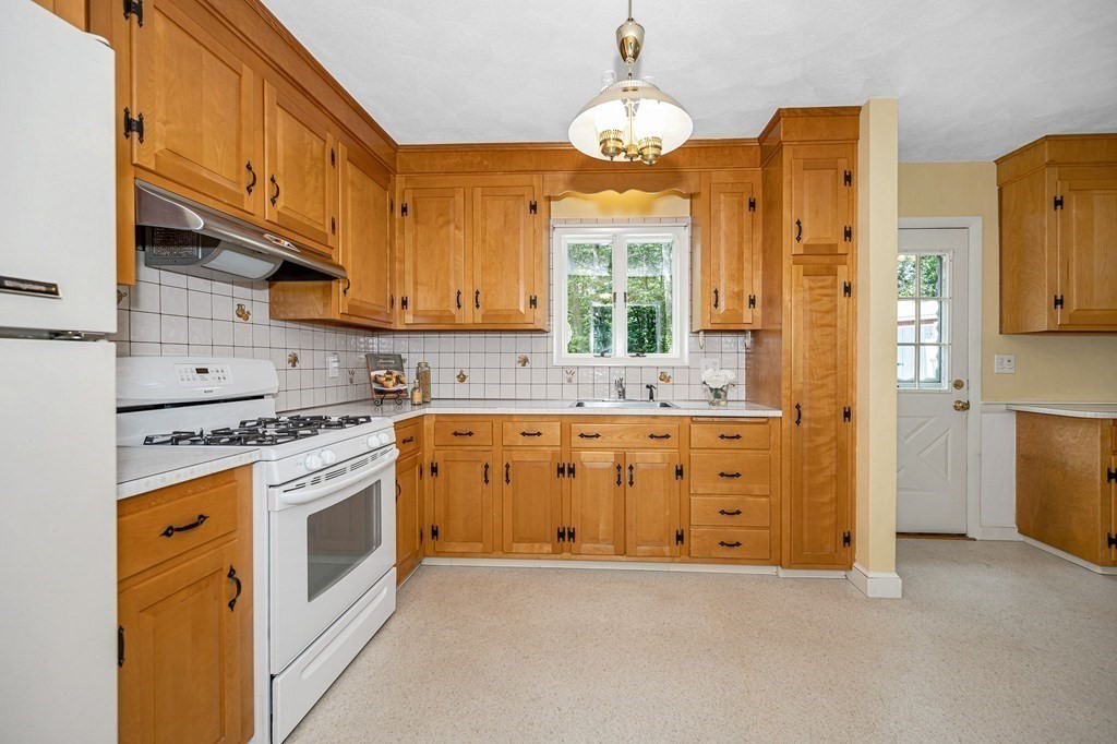 5 Willard Road North Reading, MA 01864 - Photo 6 of 39 Gallery Image 6