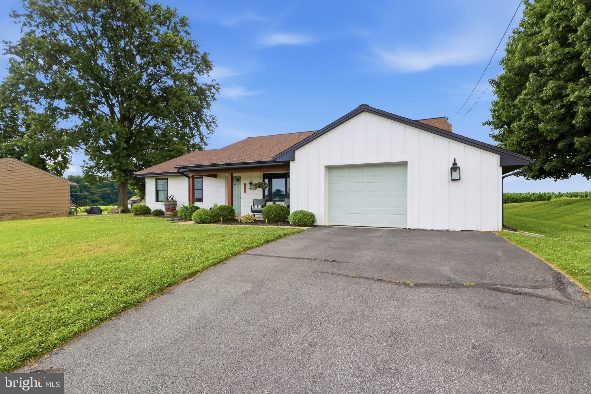 1739 Pioneer Road Lancaster, PA 17602 - Photo 4 of 55