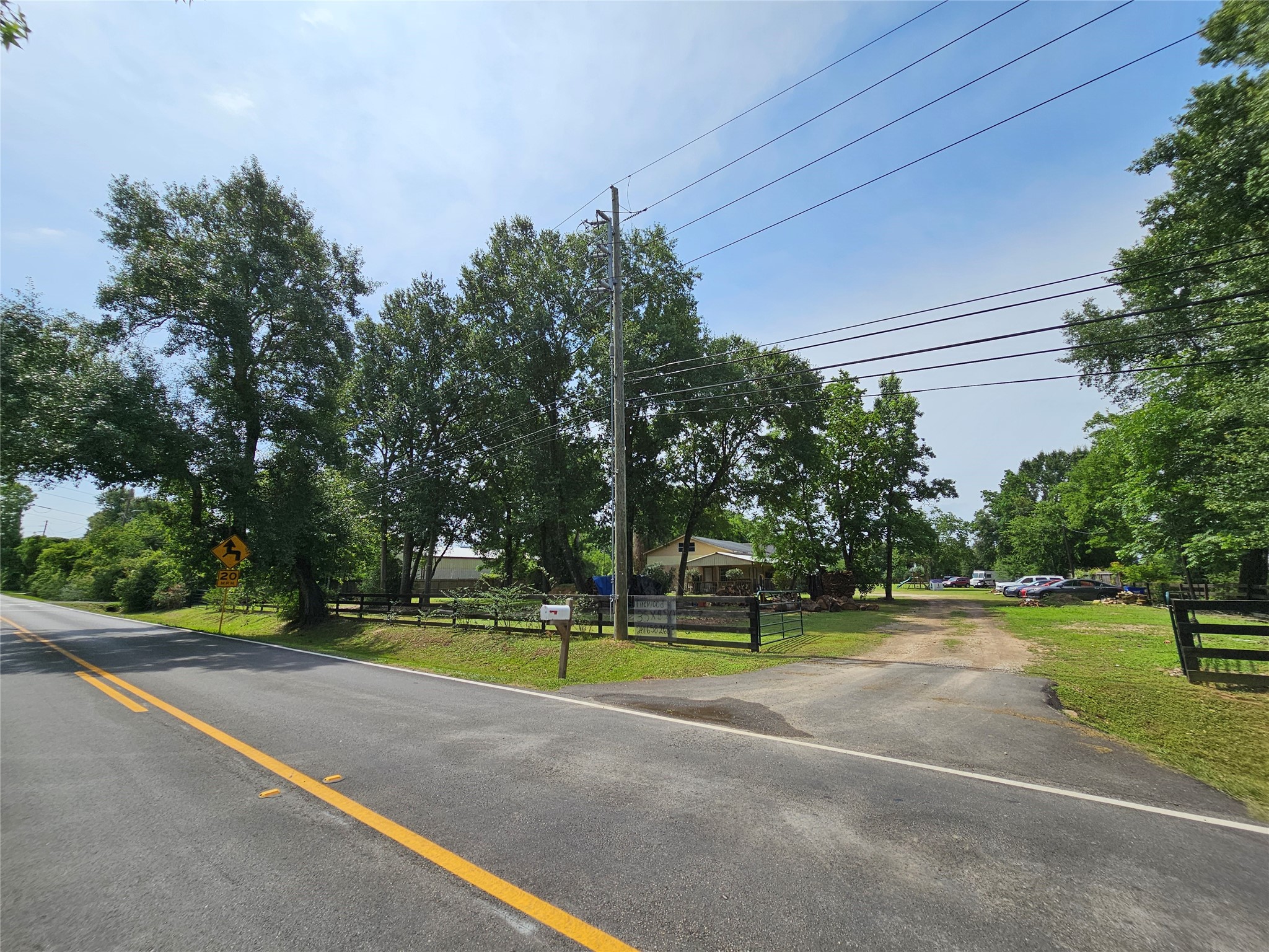 7225 Root Road Spring, TX 77389 - Photo 5 of 25 Many cars travel nearby.