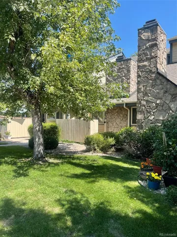 a view of a house with backyard and garden