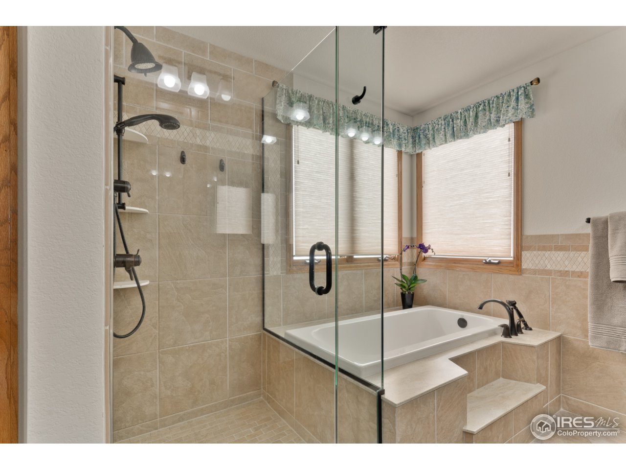 1815 Red Cloud Road Longmont, CO 80504 - Photo 23 of 40 5-Piece Master Bathroom