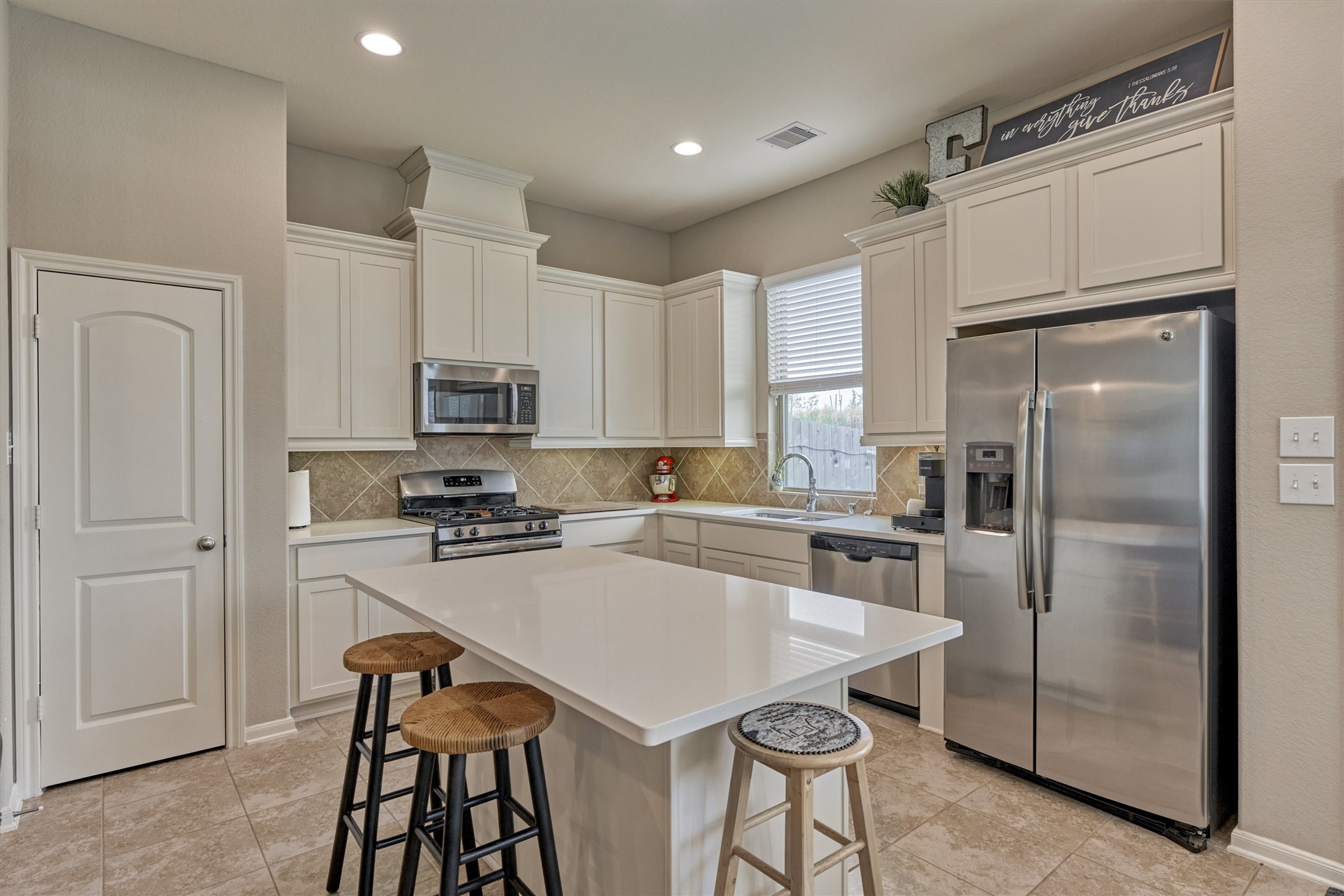 207 Biltmore Loop Montgomery, TX 77316 - Photo 8 of 16