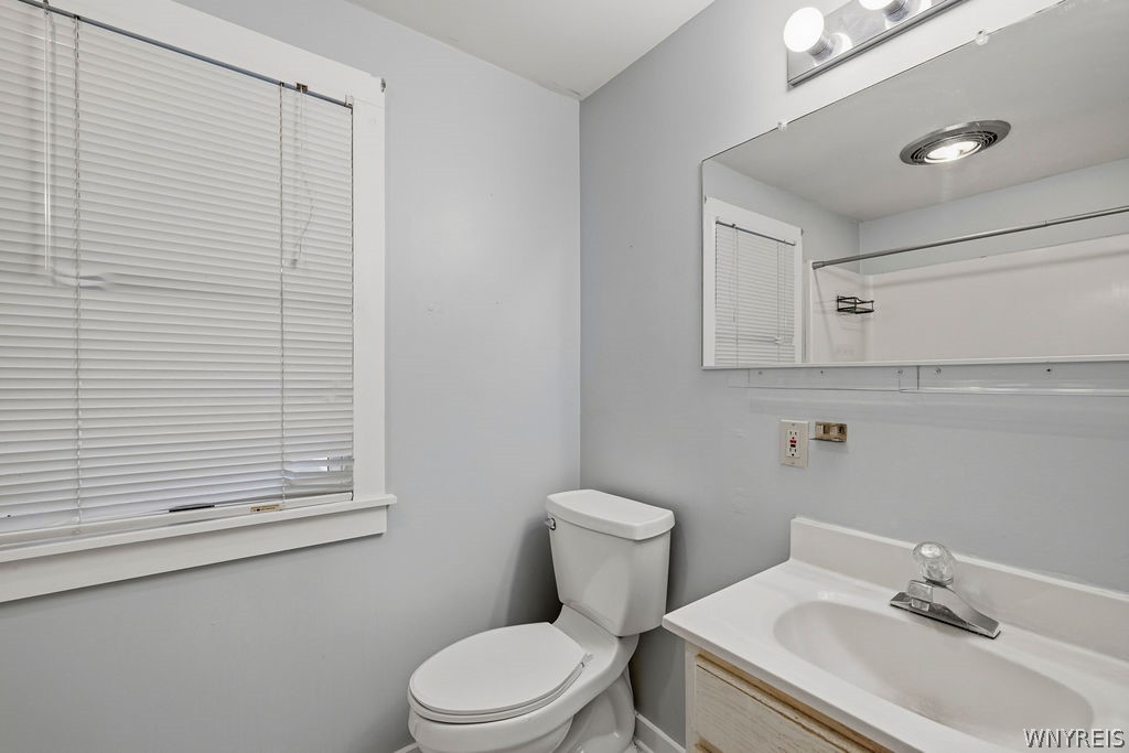 175 Niagara Street Lewiston, NY 14092 - Photo 17 of 33 Primary bathroom