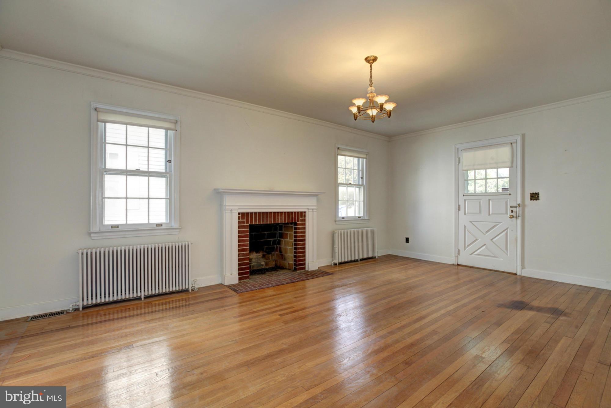 9906 Capitol View Avenue Silver Spring, MD 20910 - Photo 5 of 28 Living Room