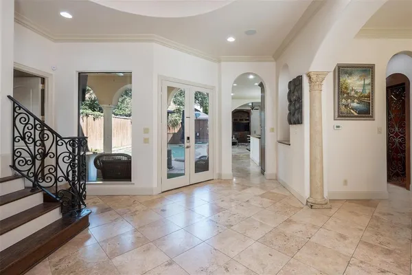 a view of entryway with livingroom