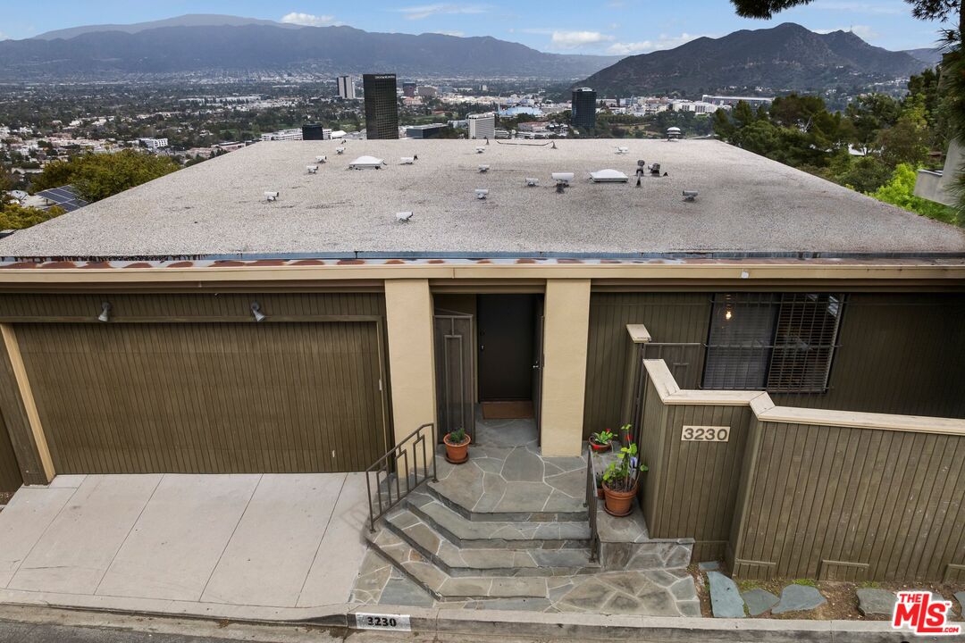 3230 Wrightwood Drive Studio City, CA 91604 - Photo 35 of 43 a view of a terrace