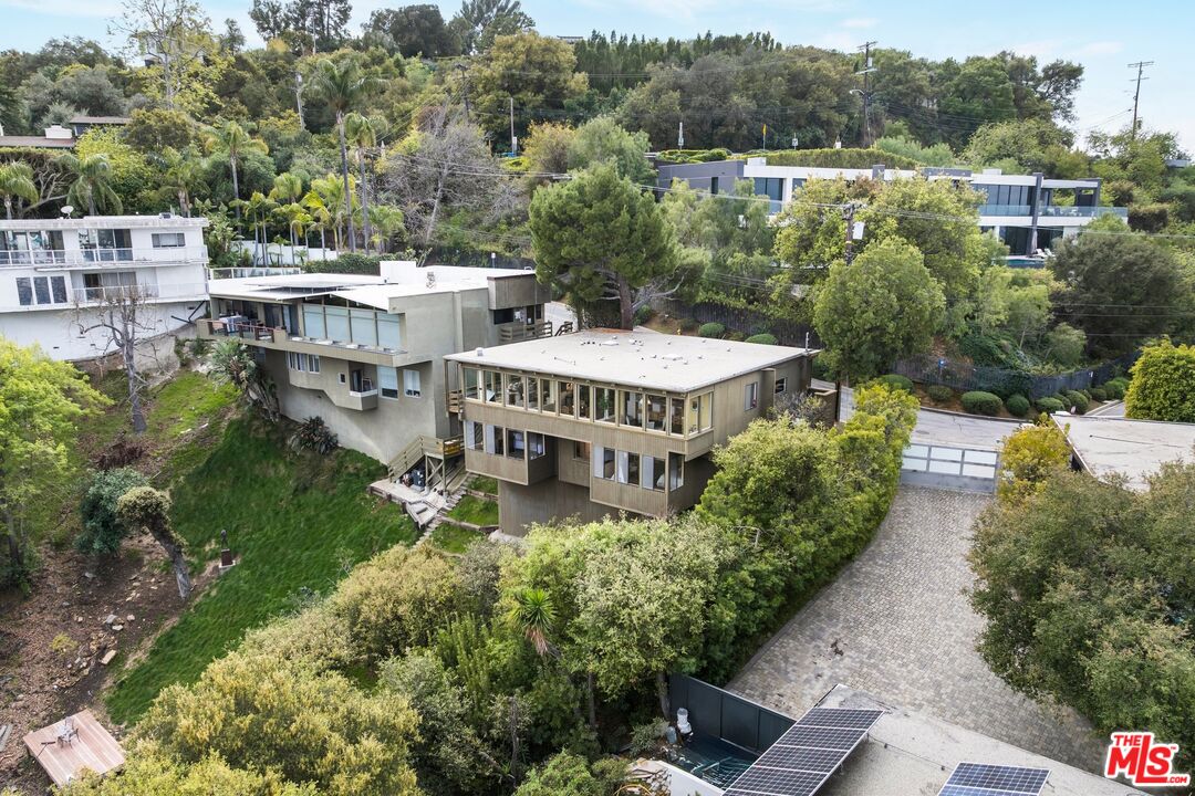 3230 Wrightwood Drive Studio City, CA 91604 - Photo 37 of 43 a view of a backyard with garden
