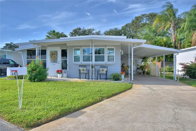 a view of a house with backyard and garden