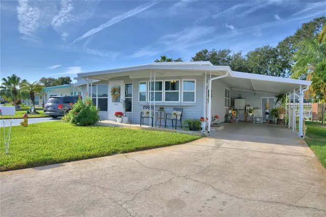 a view of a house with back yard