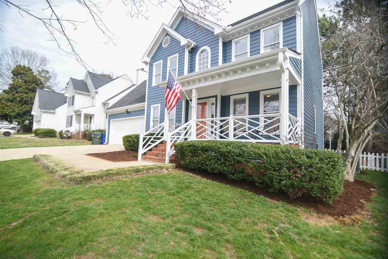 Clean and crisp! New exterior paint, trim, fence and door in 2018. Exterior Front