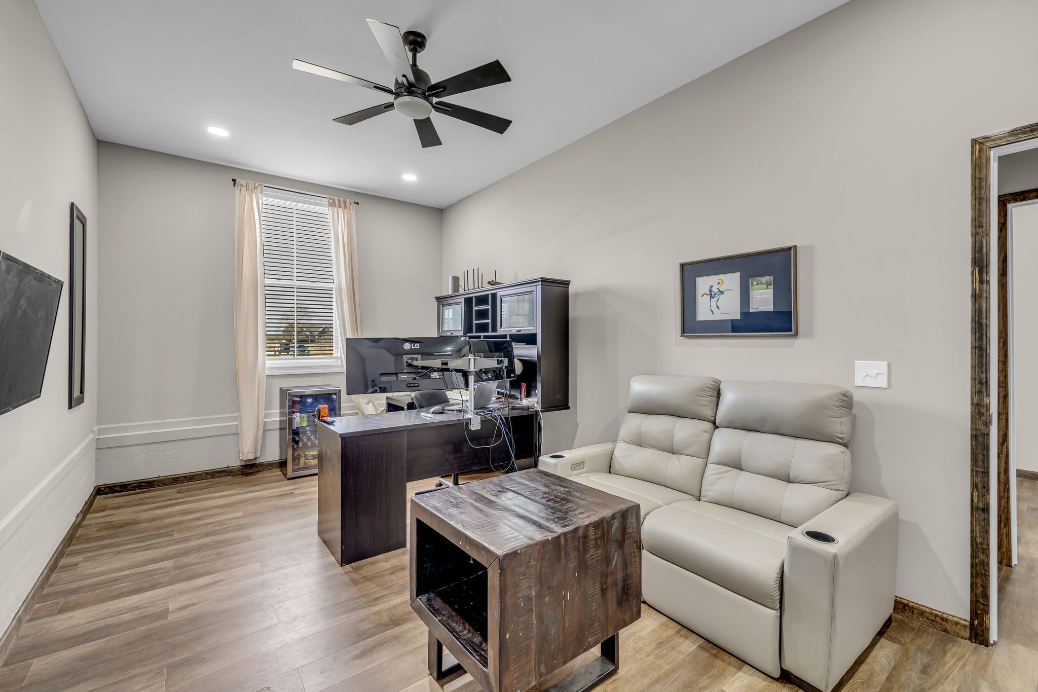 852 Longview Road Shelbyville, TN 37160 - Photo 28 of 38 a living room with furniture and a wooden floor